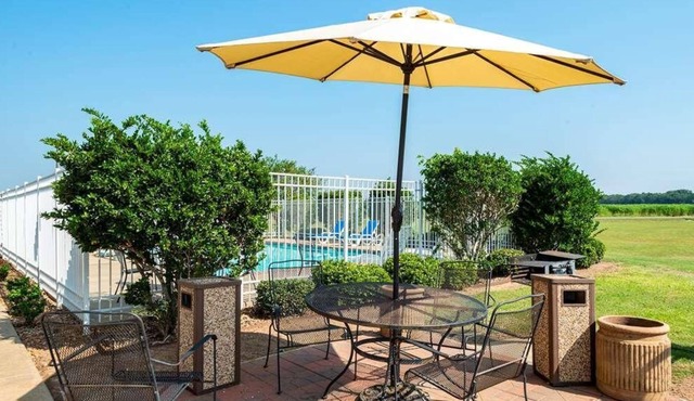 Great Escape in Knights Inn Bunkie! Pool, Free Parking On-Site, Free Breakfast in Bunkie