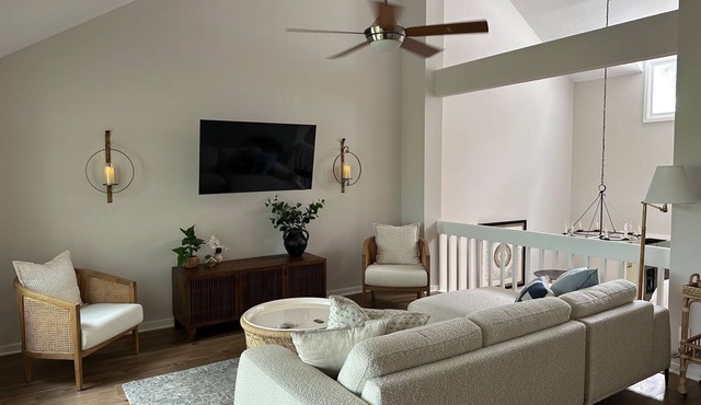 Great Location w/Amazing Views! Pet Friendly! Neighborhood Pool! Amenity Access included