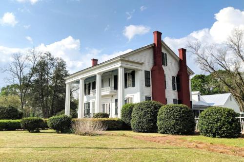 Greek Revival 8br/6.5b w/Kitchen-35 Min to U of Alabama! in Eutaw