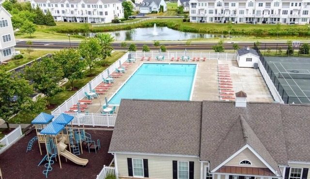 Ground Level 3BR Condo w/Pool/Gym/Parking in Rehoboth Beach