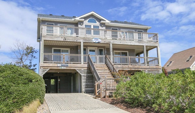 “Hank's Hideaway” is a classic, coastal cottage, located just 341 yards to the beach! in Duck