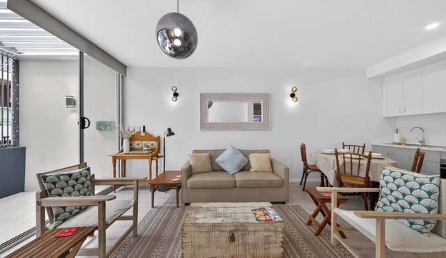 Harbour Bridge Lookout Walk to Local Favourites in Potts Point