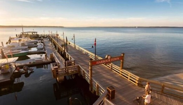 Harbour Town at Sea Pines Spacious 3 Bedroom by RedAwning