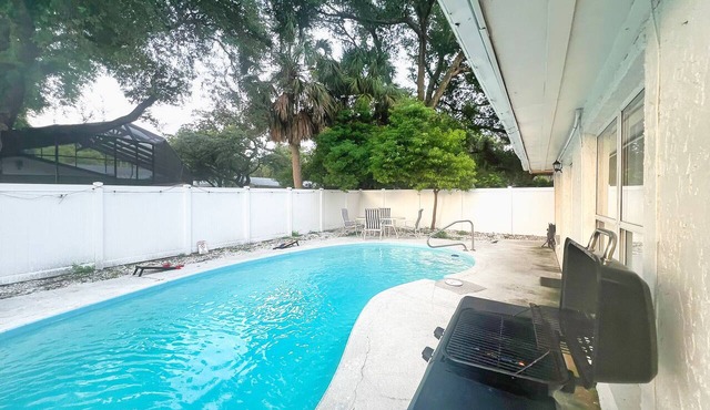 Heated Pool 5BR Family Oasis with BBQ, Sleeps 10 in New Port Richey