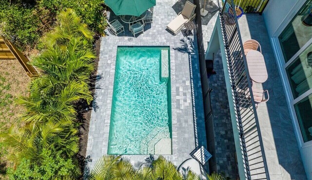 Heated Saltwater Pool and Hot Tub, Walk Downtown.