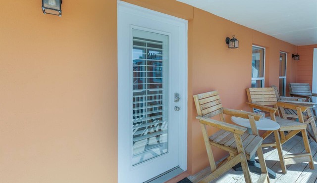 High Life on IOP Studio + Sleeper,1 blk to beach,
