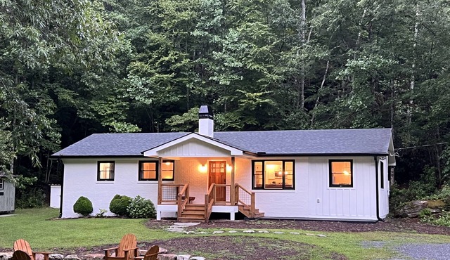 Highly rated cabin in DuPont State Forest between Brevard & Hendersonville in Cedar Mountain