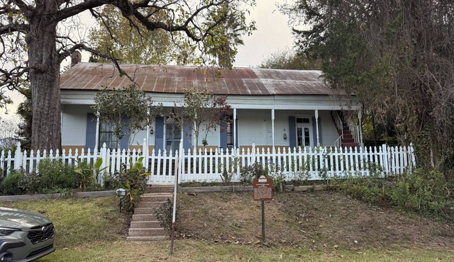 Historic 3-bedroom house with AC in Washington in Washington