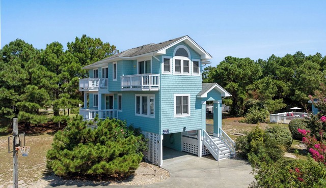 Holiday House: Private Hot Tub, Club Access w/Pool, Tennis, Gym
