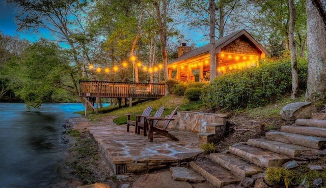 Hooked on Toccoa- River Front | Outdoor Fireplace | Screened Porch | Toccoa River in Mineral Bluff