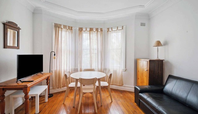 Incredible Location 1 BDR Apt in Potts Point