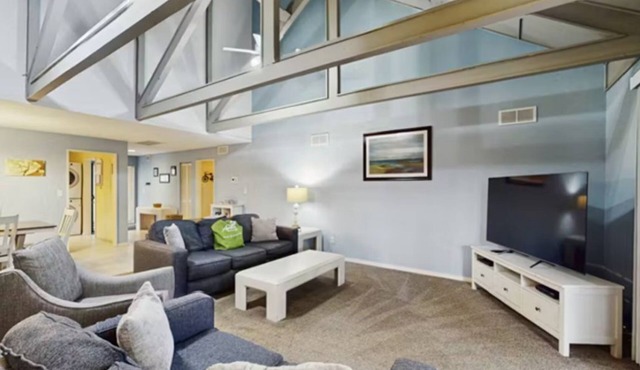 Inviting Palmetto Dunes condo w/pool, private W/D & deck near beach & golf