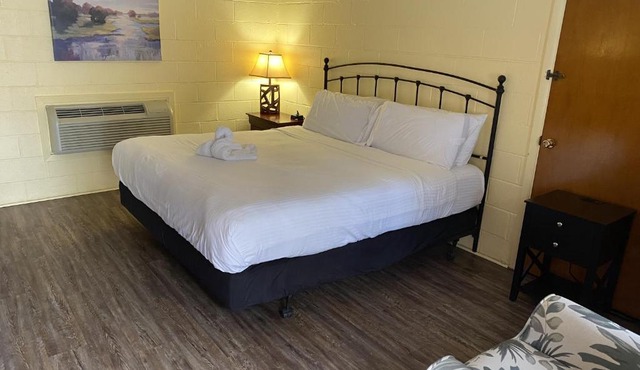 JI1 - King Guest Room located at the Joplin Inn