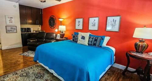 King Bed Studio Walk to Downtown Parking in Eureka Springs