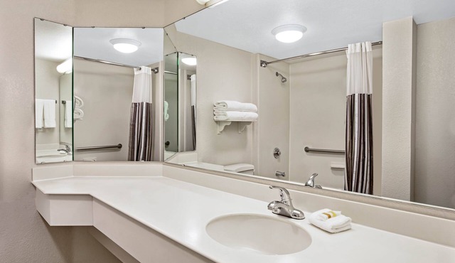 La Quinta Inn & Suites by Wyndham Charleston Riverview