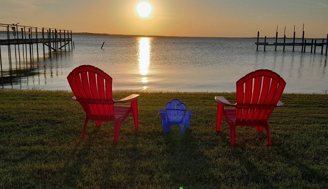 Lake front property on main body of the lake!With Game Room! in Mathis