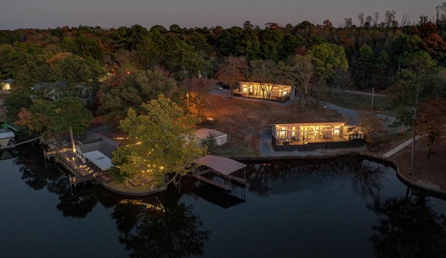 Lake Front Resort-Sleeps 22/3 Hot Tubs/3 Fire Pits/Boat Ramp/Dock/2 Game Rooms! in Hot Springs