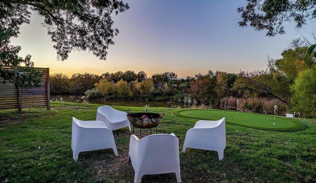 Lakefront Skoolie with Private Bathhouse & Kayaks in Granbury