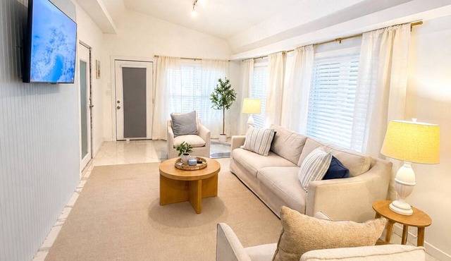 Lakefront Studio Near Universal & Sea world in Orlando
