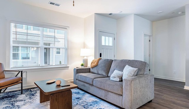 Landing | Beautiful 2BD, Pool, Gym