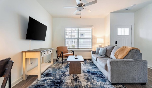 Landing | Beautiful 2BD, Clubhouse, Pool