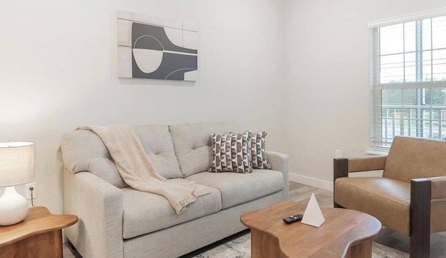 Landing | Chic 2BD, Gym