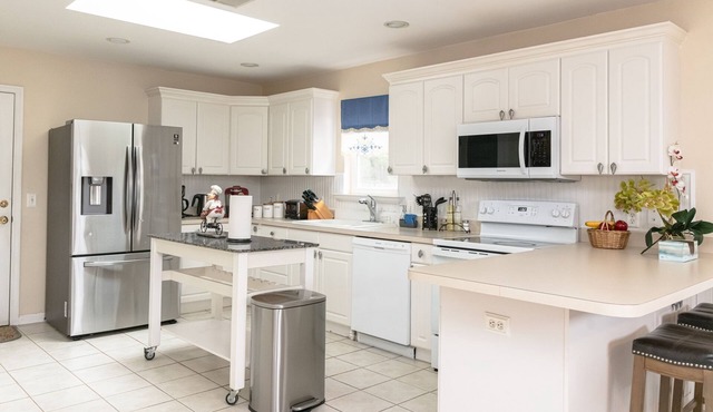 Large 4 bedroom house. very private neighborhood