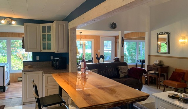 Large, intimate cottage on Lac Docteur in Saint-Honoré
