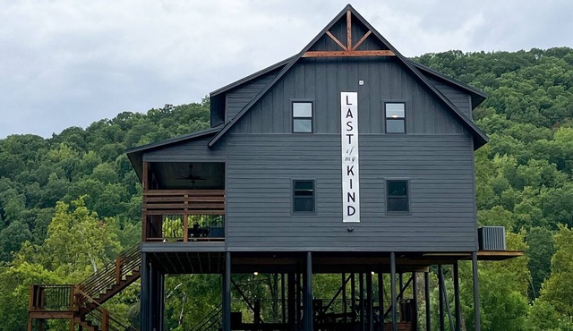 Last of My Kind—NEW modern cabin on the Caddo River and 30 min from Camp Ozark!