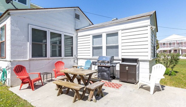 Little House | Pet Friendly Cottage + Easy Walk to the Sand!
