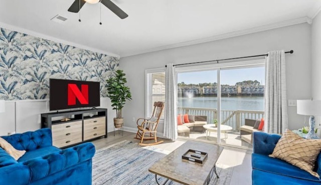 Live on the Water! Lake Palmetto Palm w/Patio - 10Min to Downtown & Beaches