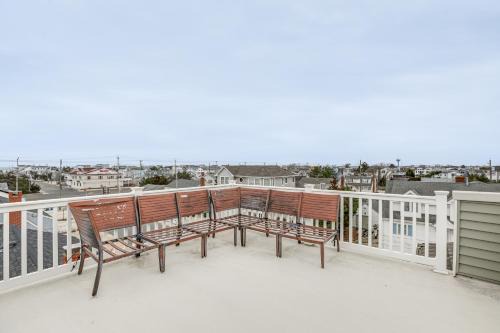 Long Beach Island Townhome w/Rooftop Deck & Grill in Long Beach