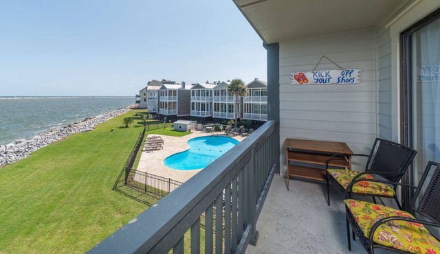 Lovely condo with ocean views, pool access and wifi