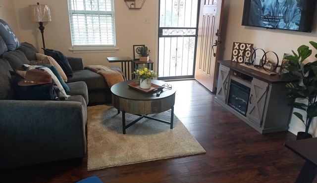 Lovely home, sleep six, quiet area, lots of family games, large yard in Natchez