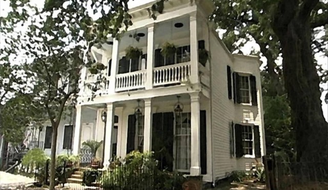 Lower Garden District 1863 Historic Guest House in New Orleans