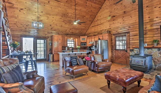 Luxe Cabin w/Hot Tub on 5 Acres in Pearcy!