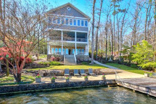 Luxe Haven Lakehouse in Hot Springs