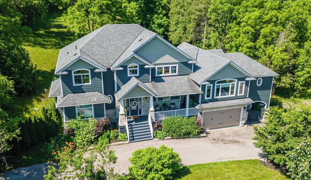 Luxurious Studio on one acre in town in Halton Hills