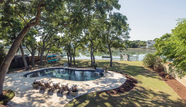 Luxurious Waterfront Getaway, minutes from Folly Beach