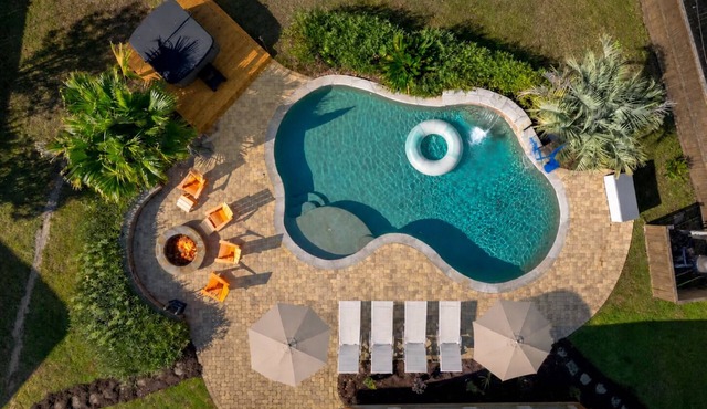 Luxury Home Pool Hot Tub 85 Inch TV by the Airport