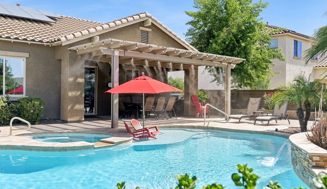 Luxury Home pool/spa, putting green, pool table, misting system in Gilbert