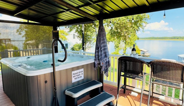 Luxury lake escape- golf cart,private beach area,boathouse,fishing lights,kayaks in Jonesboro