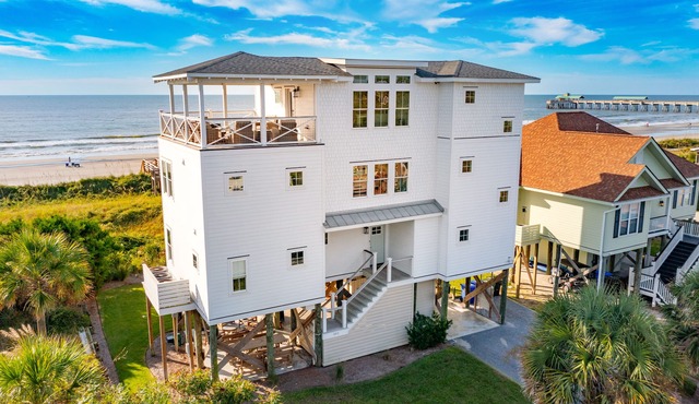 Luxury Oceanfront, Spacious 3rd Floor Deck, Walk to Town