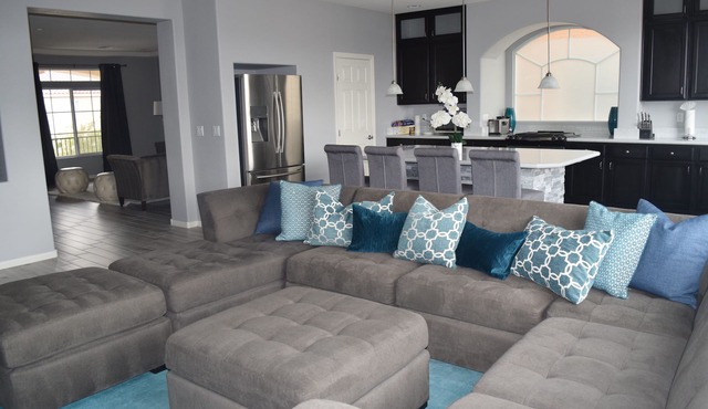 Luxury Posh Home 7 mins to Strip-Sleeps 12+ in Las Vegas
