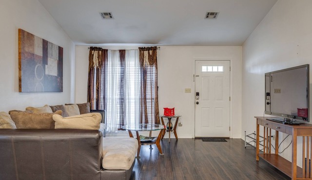 Luxury Spacious Home, Only 4.7 Miles From Airport in Monroe