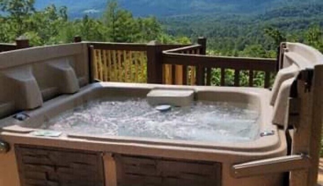 McDaniel's Misty Blue ~ Cozy & Quaint Cabin w/Exceptional Smoky Mountain Views in Townsend
