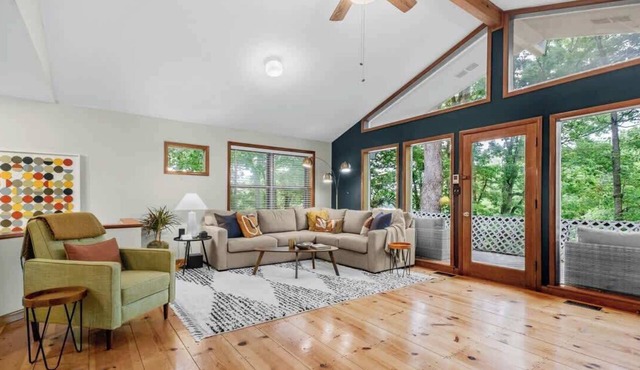 MCM Lakehouse - Direct Lake Access - Sleeps 8