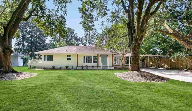 Mid City ranch! Huge backyard! Private pool! in Baton Rouge
