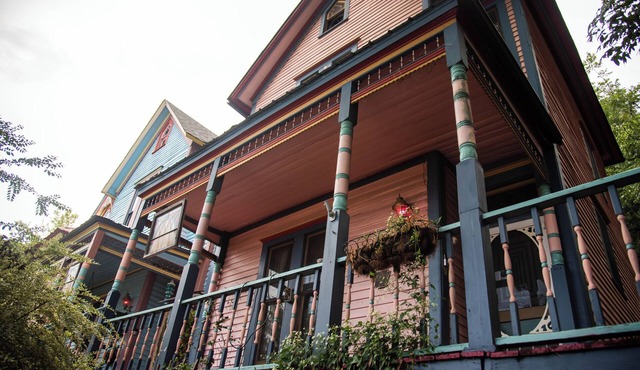 Miss Scarlet 3-bedroom cottage in Historic downtown Hot Springs