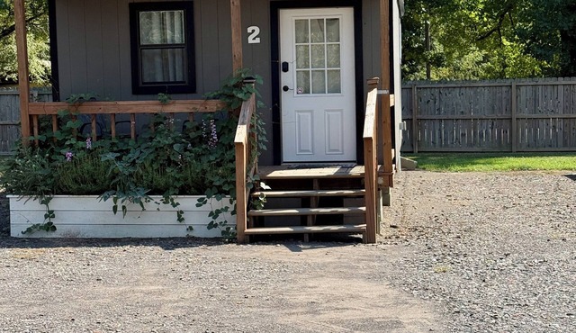 Modern 2 bed cabin 2 miles from Lake Nimrod and within 30 mins of 4 state parks in Plainview
